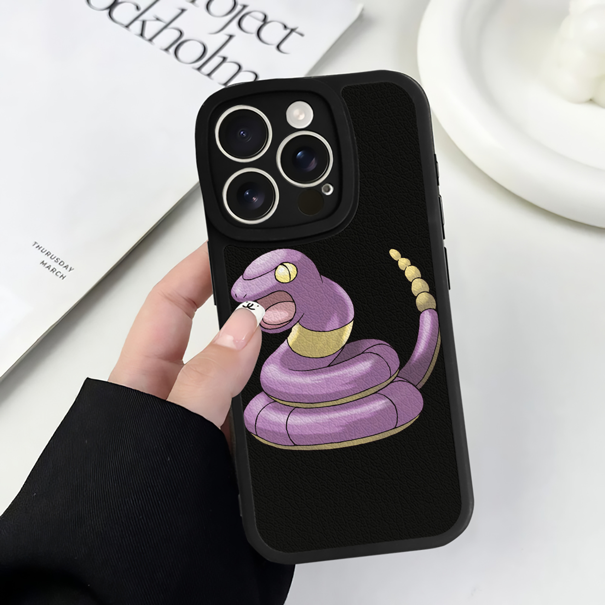 （画像用） ポケットモンスター Pokémon 【iPhone 16シリーズ対応】シリコンスマホケース（レザー調） 材質：シリコン